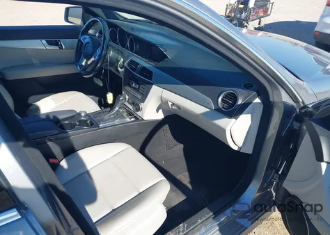 2014 Mercedes-Benz C-Class C 250 Sport z USA, uszkodzony, nr VIN WDDGF4HBXEA966177